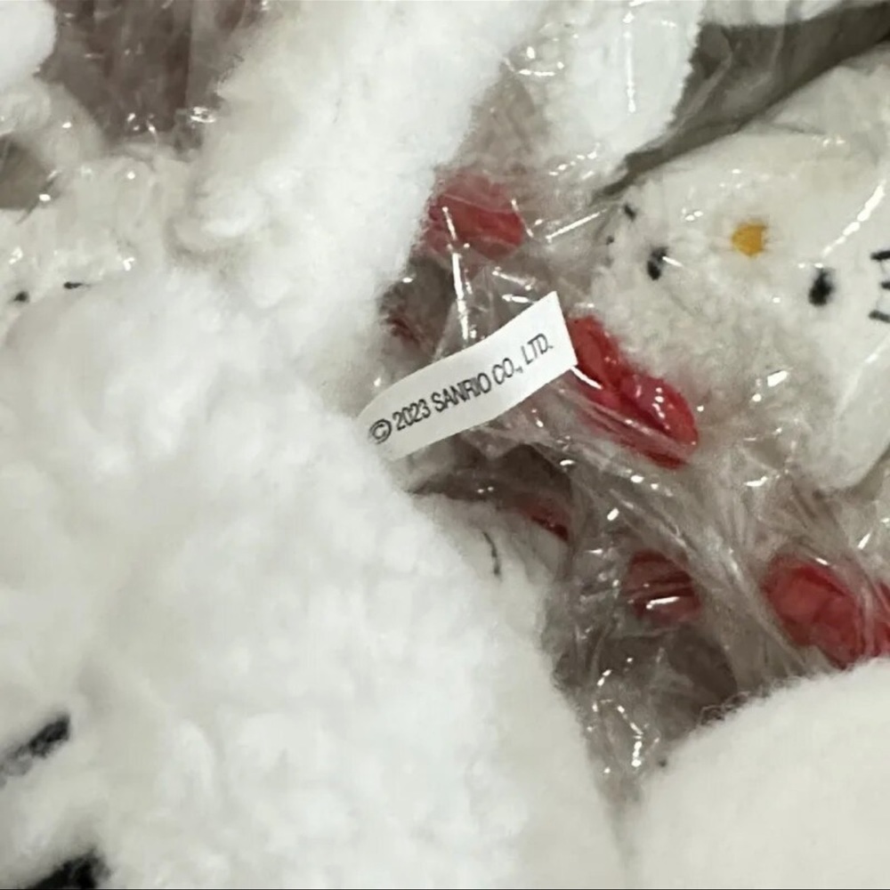 Hello Kitty Earmuffs - Picture 5 of 6